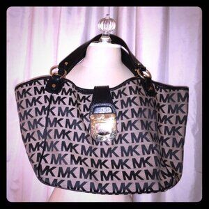 Gorgeous Michael Kors Large Charlton Bag